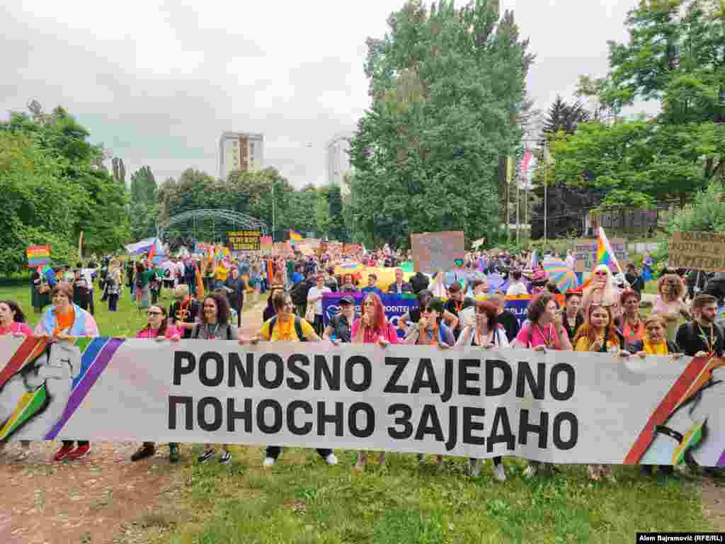Slogan 4. povorke ponosa u Sarajevu je &quot;Ponosno zajedno&quot;.&nbsp;