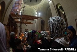 Húsvét este a szaburtalói Szent János-teológustemplomban, Tbilisziben