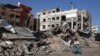Palestinac prolazi pored uništene zgrade u Rafahu u južnom pojasu Gaze 26. maja 2024. godine, usred sukoba koji je u toku između Izraela i militantne grupe Hamas.