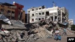 Palestinac prolazi pored uništene zgrade u Rafahu u južnom pojasu Gaze 26. maja 2024. godine, usred sukoba koji je u toku između Izraela i militantne grupe Hamas.