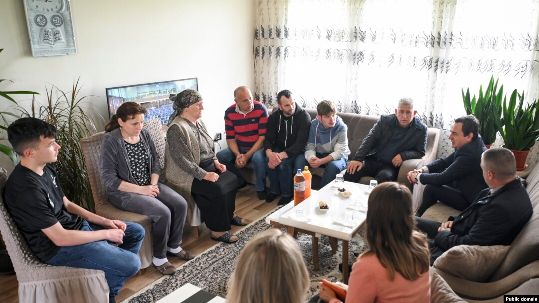 Kryeministri Albin Kurti ka vizituar familjarët e policëve, të cilët Kosova pohon se u rrëmbyen nga Serbia, 15 qershor 2023. 