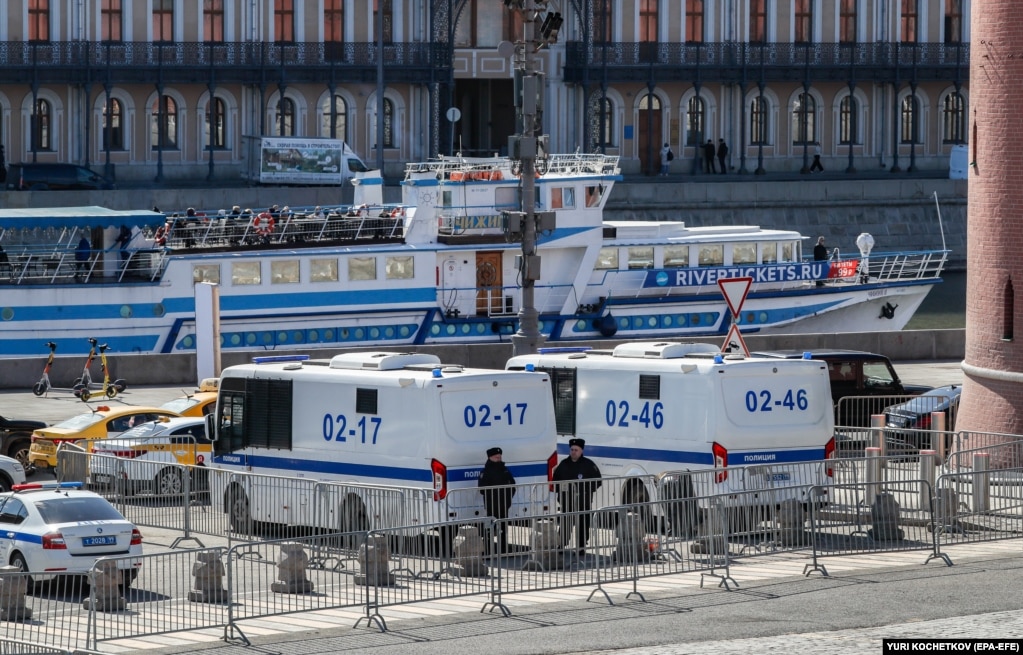 Automjete policore dhe kordonë të sigurisë në Kanalin Moska. Rusia ka arrestuar të paktën 11 persona në lidhje me sulmin dhe ka ngritur aktakuzë ndaj tetë prej tyre.  