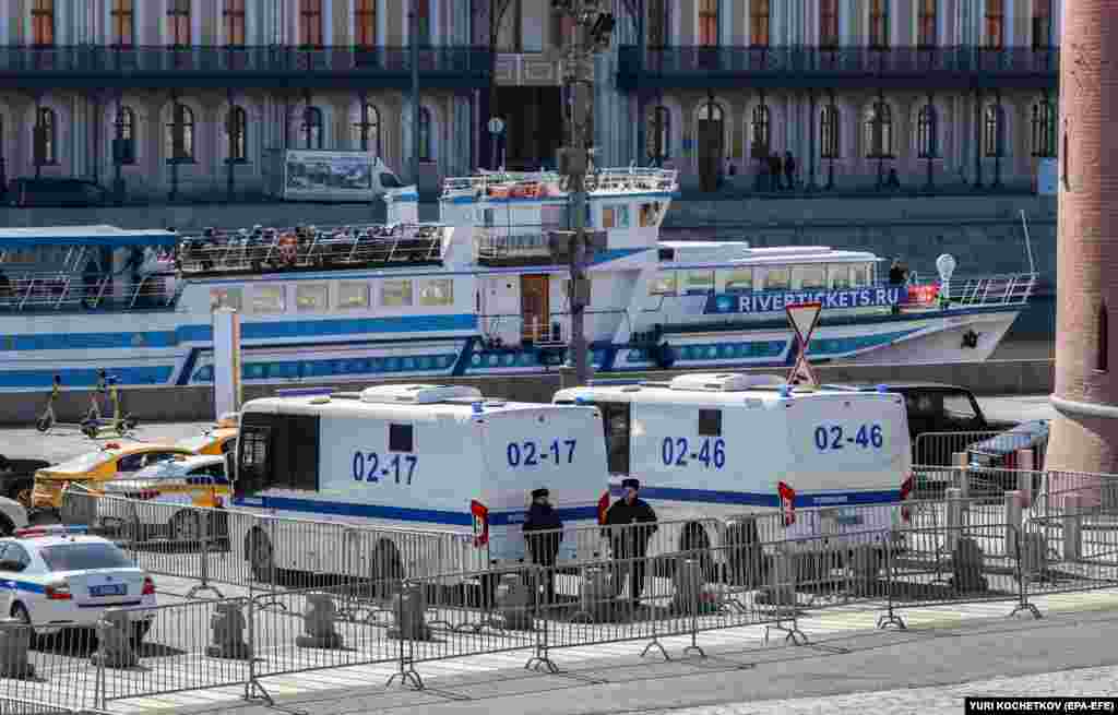 Полицейские фургоны и кордоны охраны возле канала имени Москвы. Силовики задержали по меньшей мере 11 человек в связи с нападением. Восьмерым из них предъявили обвинения &nbsp;