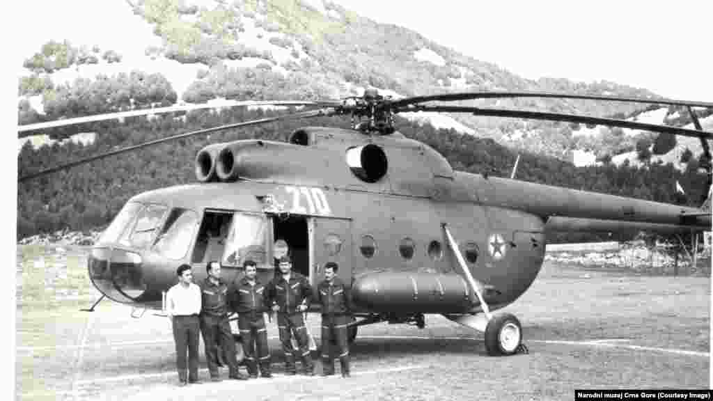 U prenosu materijala i opreme koja je bila potrebna za izgradnju Mauzoleja, koji se nalazi na visini od preko 1.600 metara, učestvovali su i vojni helikopteri. Na fotografiji je posada jednog od njih.&nbsp;