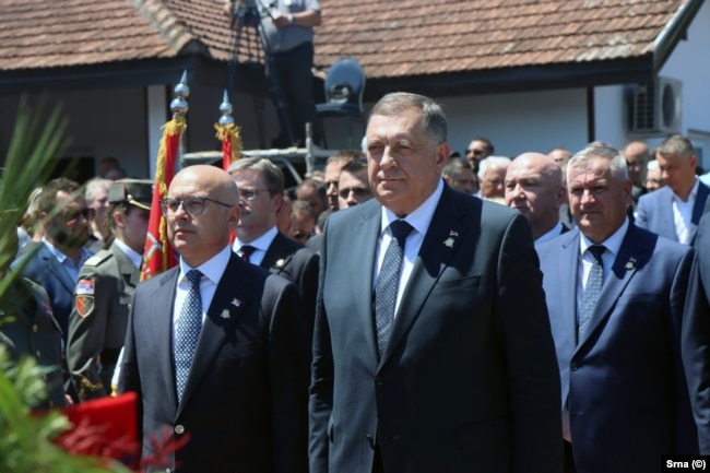 Duke përkujtuar vuajtjet e serbëve në Bratunac, një kadet i Akademisë Ushtarake në Beograd shihet në anën e majtë të fotografisë me uniformë, Bratunac, Bosnje e Hercegovinë, 6 korrik 2024.