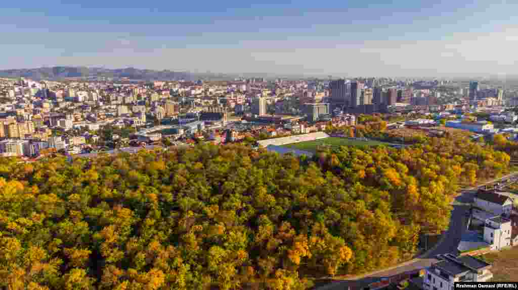 Pamje nga lart e Parkut të Arbërisë, ndërsa shihet edhe një pjesë e qytetit të&nbsp; Prishtinës.