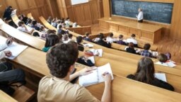 Мәскеу мемлекеттік уинверситеті механик-математика факультетінің студенттері дәріс тыңдап отыр. 27 наурыз, 2023 жыл.