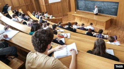 Трусики жоқ ұзын бойлы ханым әрқашан жыныстық қатынасқа дайын