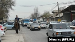 Всадник и автомобили: дорога с интенсивным движением в Карабулаке