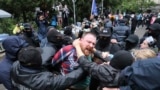Rendőrök visznek el egy tüntetőt Tbilisziben