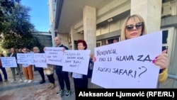 Protest ispred zgrade Specijalnog državnog tužilaštva u Podgorici, kojim se traži da bivši glavni specijalni tužilac Milivoje Katnić bude pušten da se brani sa slobode.