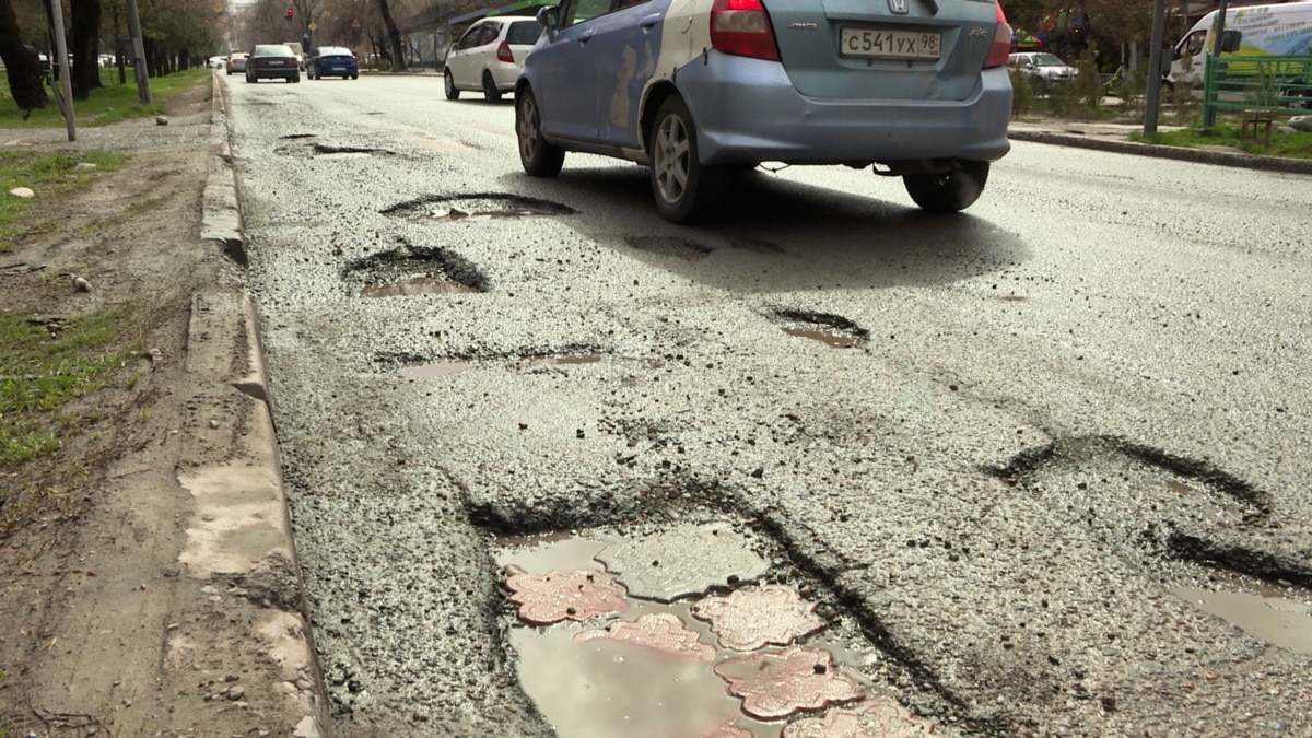 Повреждений из-за погодных условий в этом году намного больше». Как в  Бишкеке решают проблему с качеством дорог