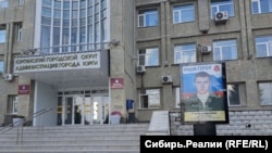 Рекламный конструкции у здания администрации Юрги. Российская Федерация, 2023 год