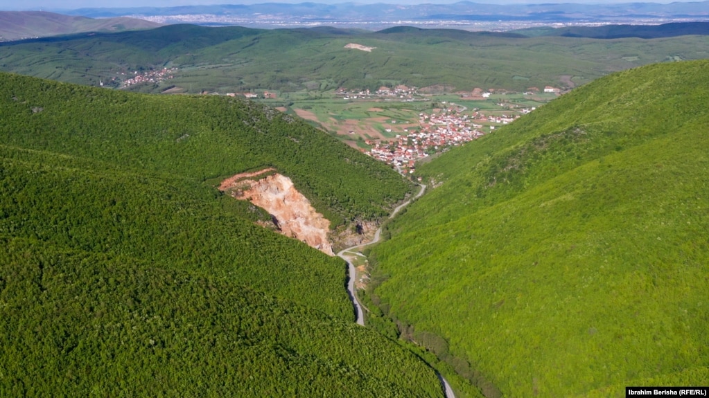 Bjeshka afër fshatit Shalë të Lipjanit ku po bëhet nxjerrja e gurit nga kompania, Arbëria Turist.