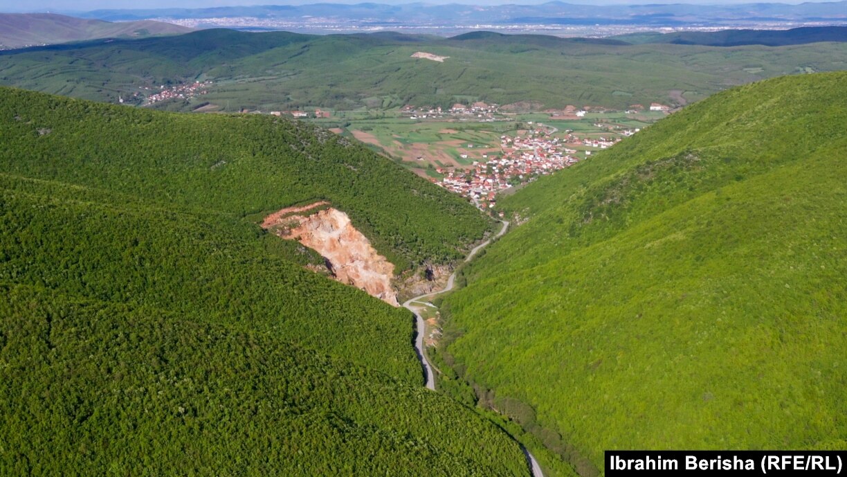 Bjeshka afër fshatit Shalë të Lipjanit ku po bëhet nxjerrja e gurit nga kompania, Arbëria Turist.