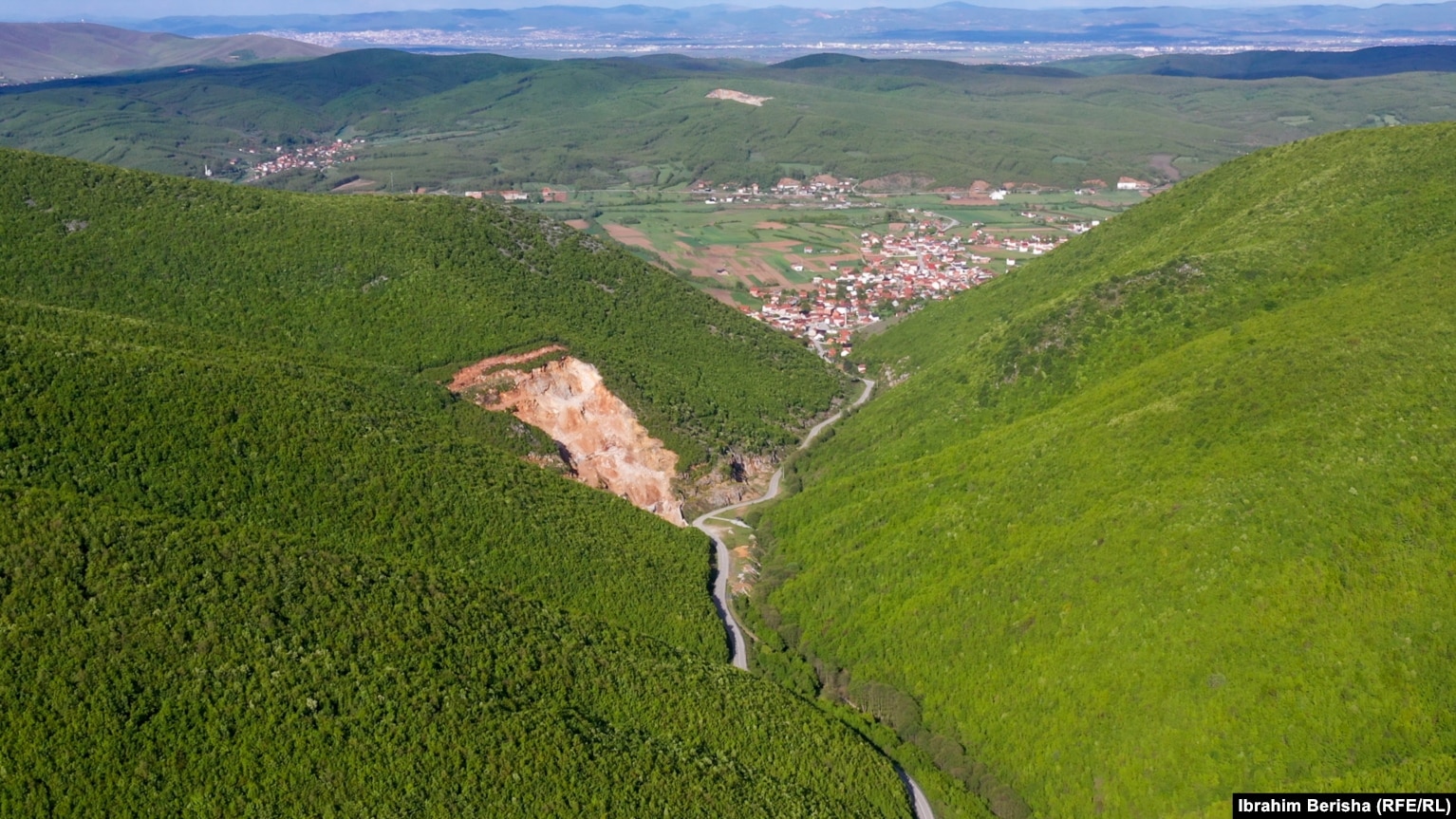 Bjeshka afër fshatit Shalë të Lipjanit ku po bëhet nxjerrja e gurit nga kompania, Arbëria Turist.