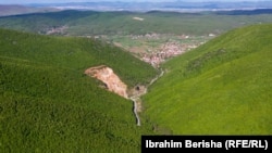 Muntele din apropierea satului Shala, unde funcționează o carieră deținută de Arberia Turist