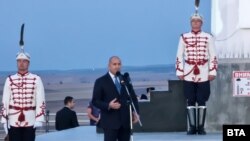 Президентът Румен Радев по време на откриването на пилон с българското знаме в Ямбол.