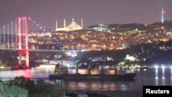 Балкер TQ Samsun під турецьким прапором перетинає Босфор із зерном у рамках Чорноморської зернової ініціативи 18 липня, на наступний день після виходу Москви з угоди