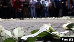 Ruže položene na glavnom gradskom trgu u Prijedoru, u znak sjećanja na više od tri hiljade žrtava rata devedesetih u BiH, 31. maj 2024.