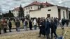 Людзі каля расейскай амбасады ў Вільні, 17 сакавіка 2024 году