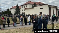 Людзі каля расейскай амбасады ў Вільні, 17 сакавіка 2024 году