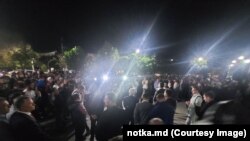 Protest nocturn în piața din Comrat, după ce ofițerii CNA au confiscat listele electorale de la Comisia Electorală Centrală din Găgăuzia. 