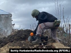 Юков працює «болгаркою», щоб дістатися до решток бійців