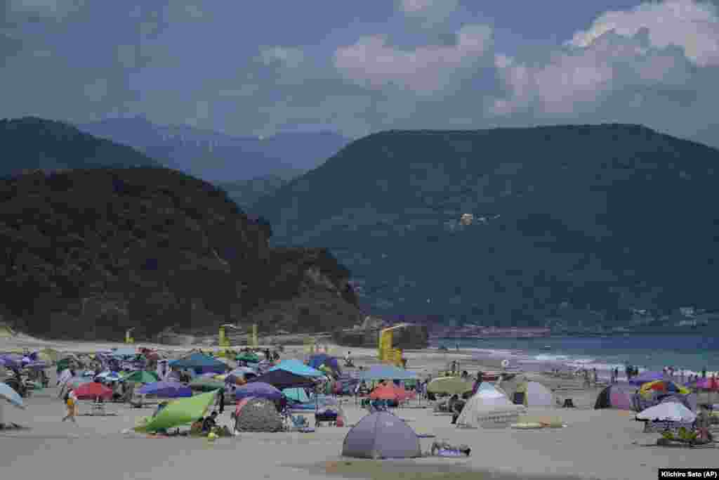 Vsioke temperature pogodile su i Japan, zbog čega su brojni odlučili da vrijeme provedu na plaži jugozapadno od Tokija.&nbsp;
