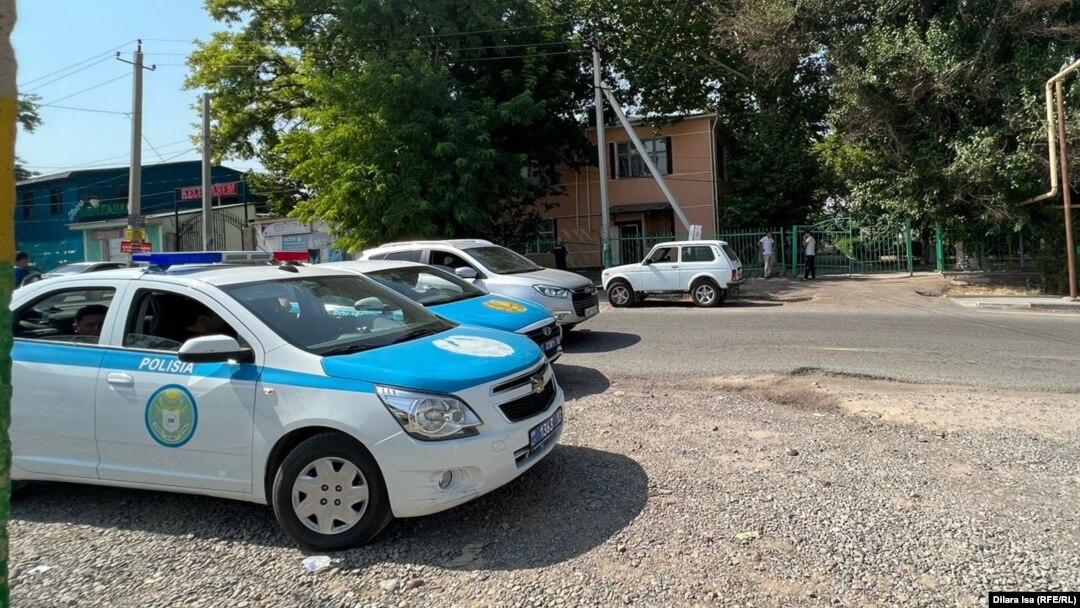 Жуынатын бөлмеде мастурбация порно көру Гартер белбеуі бар қара шұлықтар