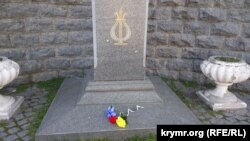 Памятник Лесе Украинке в Балаклаве