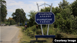 Tabla pred ulazom okruga Očamčira u proruskoj separatističkoj republiki Abhaziji (fotoarhiva)