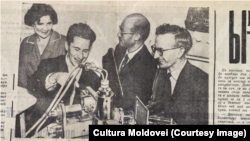 Participanții la conferința de la Chișinău, în laboratorul specializat al Institutului de fizică și matematică. De la stânga la dreapta: dr. N. Goriunova (Leningrad), candidat în științe Iu. Popov (Moscova), dr. M. Podo (Franța), dr. S. Hilsum (Anglia), 22 septembrie 1963