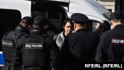 Участница акции в поддержку Алексея Навального в Петербурге, задержанная полицией