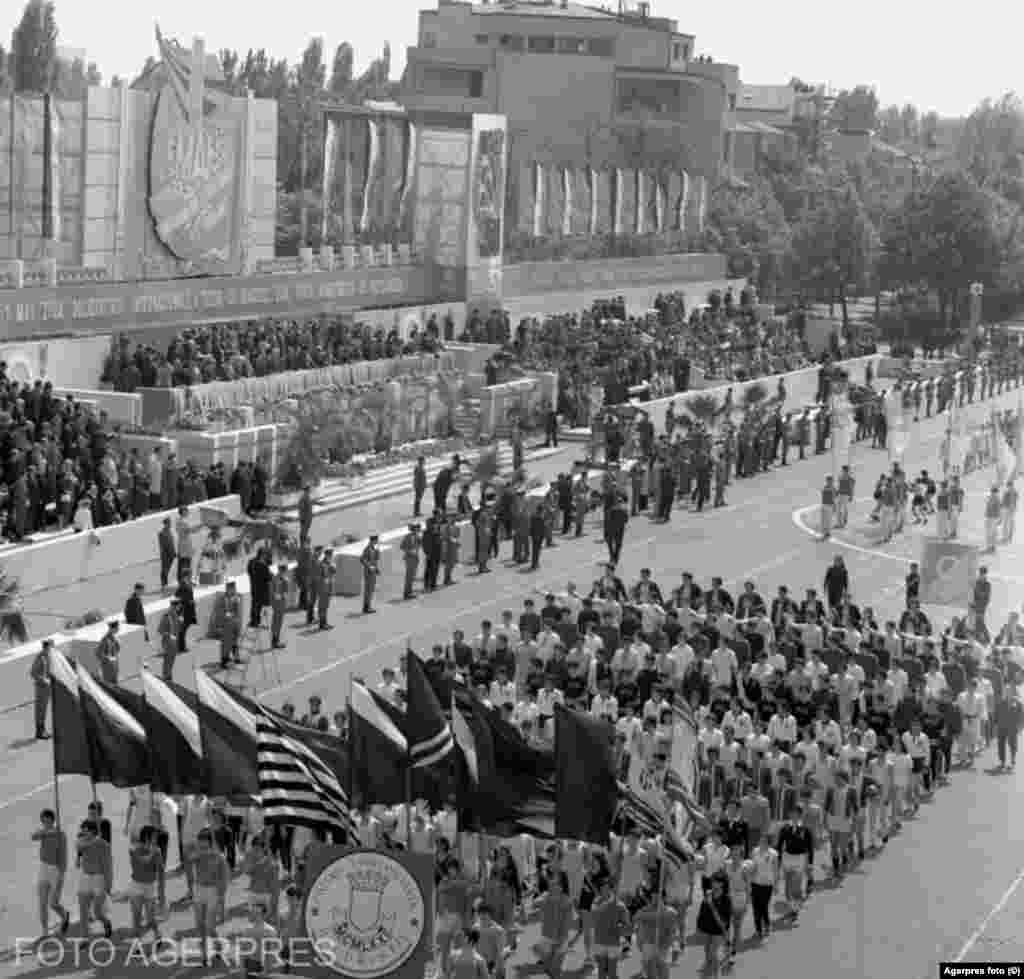 Steagurile altor națiuni din lagărul socialist, la defilarea din 1971. În timpul Războiului Rece, SUA s-au distanțat de legătura sa națională cu această sărbătoare, care a fost preluată de către Sovietici și apoi de alte țări socialiste.