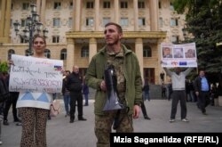 „7-8 მარტის აქციების" საქმეზე ბრალდებული თორნიკე აკოფაშვილი თბილისის საქალაქო სასამართლოსთან