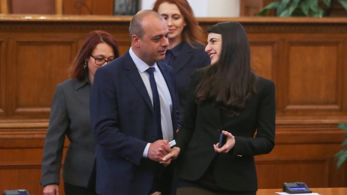 Парламентът прие в четвъртък оставката на Лена Бориславова като депутат.