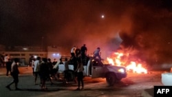 Demonstranti pale gume u Tripoliju 28. avgusta 2023. iz protesta zbog sastanka ministarke spoljnih poslova sa šefom izraelske diplomatije.