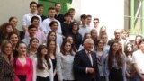 Întâlnirea cordială a președintelui federal al Germaniei, Frank-Walter Steinmeier, cu elevii Liceului „Nikolaus Lenau” din Timișoara a adus un plus de prestigiu școlii care are doi laureați cu premiul Nobel.
