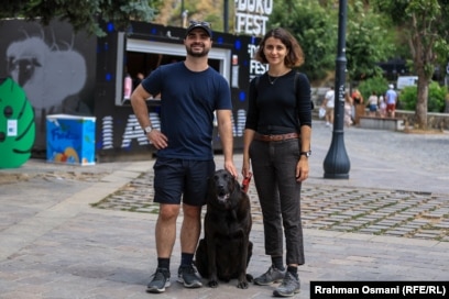 Dua Malazogu thotë për Radion Evropa e Lirë se përshtypje i ka bërë se sa mirë po i trajtojnë qentë endacakë të gjithë ata që po marrin pjesë në Dokufest dhe vizitorët në Prizren.&nbsp; &quot;Po i marrin edhe nëpër ndeja, me sa pash në disa fotografi. Kjo më pëlqeu. Po më jep pakëz shpresë sepse unë kam qenin këtu&quot;, thotë ajo. &nbsp;