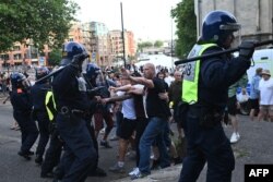 Confruntare între protestatarii de extremă dreapta și forțele de ordine din Bristol, 3 august.