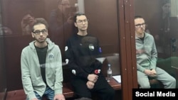 Kirill Sukhanov (left), Tamerlan Bigayev (center), and Arian Romanovsky in a Moscow courtroom (file photo)