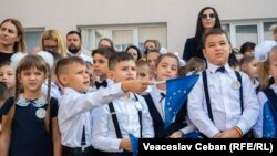 Ilustrativna fotografija djece u školi u Moldaviji 1. septembra 2023.