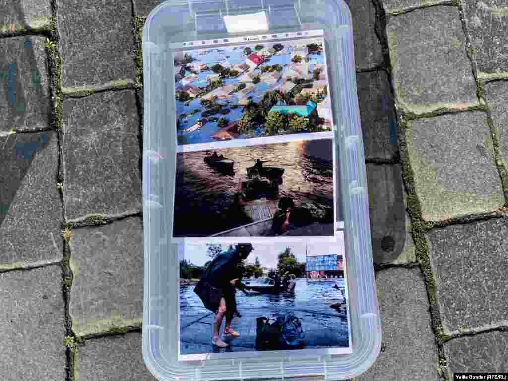 Дехто з мітингарів роздрукував фотографії власного помешкання в Херсонській області, яке опинилося у воді внаслідок руйнування Каховської ГЕС