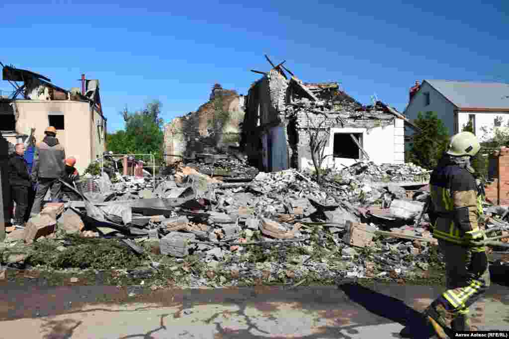 Тут жили люди... Боротьба з пожежею, яка розгорілася унаслідок російського ракетного удару по житловому мікрорайону Харкова, тривала сім годин. &nbsp;