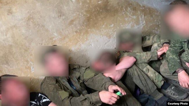 Мобилизирани руски войници са държани в наказателна стая, известна като "ямата", когато са уличени в неподчинение, в Коренево, област Курск, Украйна, през юли.