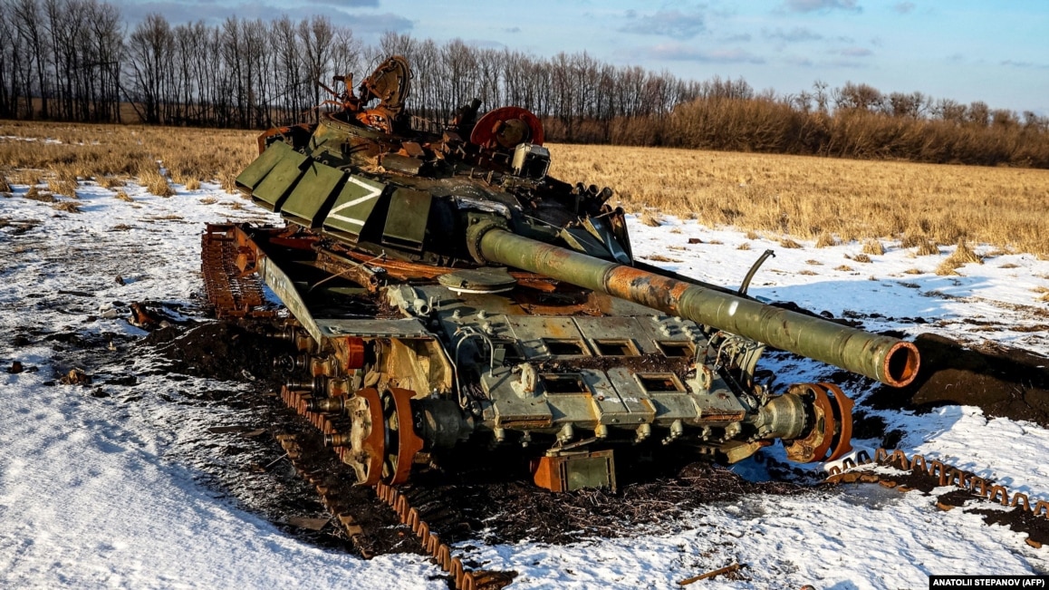 Знищений Силами оборони України танк армії РФ на пшеничному полі. Харківщина, 22 лютого 2023 року