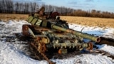 Подбитый танк армии РФ на пшеничном поле. Харьковская область, 22 февраля 2023 года 