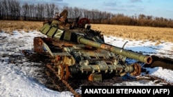 Уничтоженный российский танк в Харьковской области Украины. Февраль 2023 года