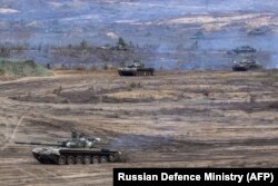 Российские и белорусские танки во время совместных учений вооруженных сил, 21 февраля 2022 г.